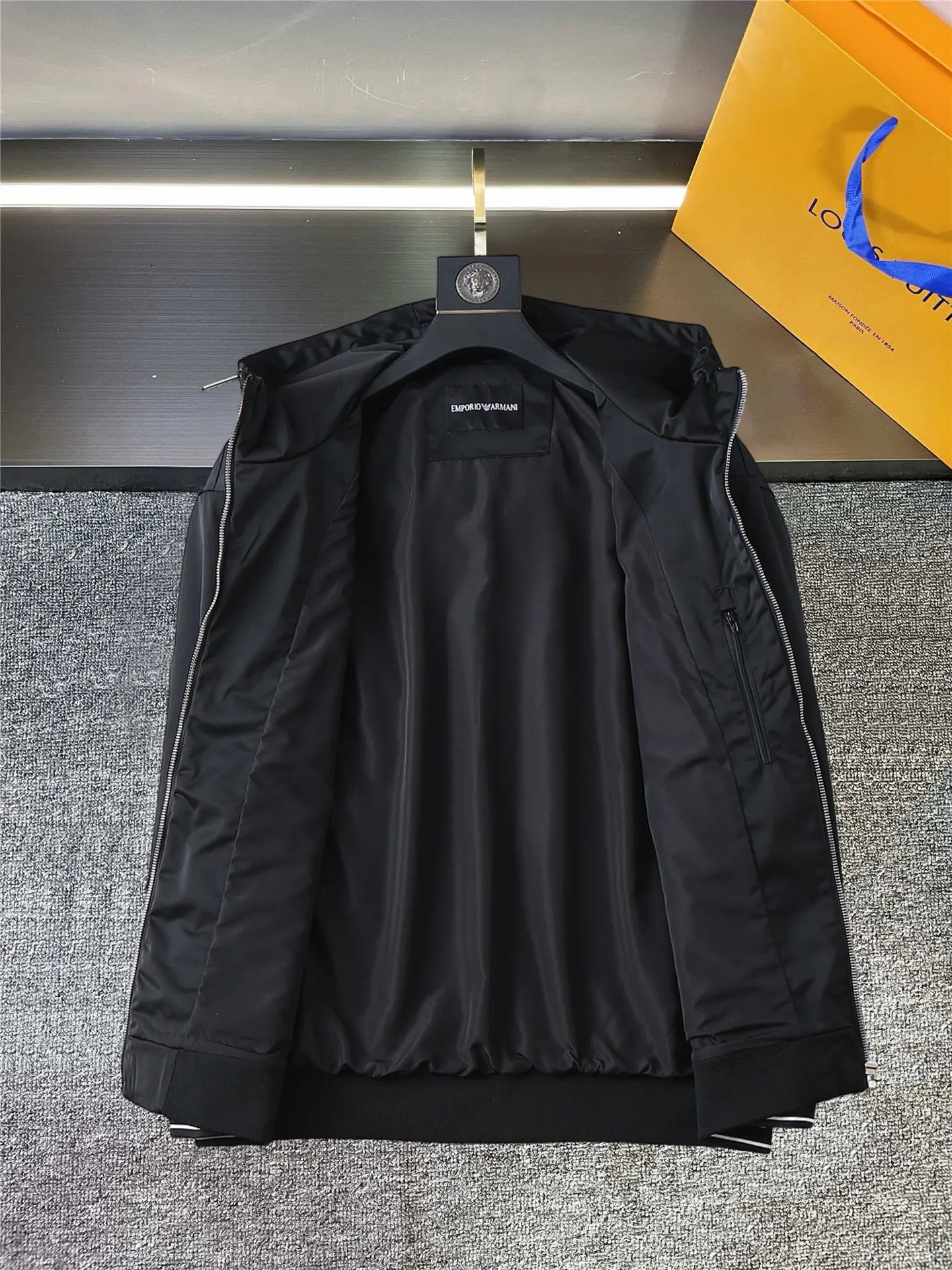 Armani official website Same Style, complete with three labels, on sale in advance. 2026 Autumn and Winter New Arrival men's jacket, Original with complete three labels, Premium version. Custom-made fabrics at the counter. Breathable, high comfort, impeccable details, brand element design concept, reflecting high quality. It feels delicate and soft, presents a casual cut, and has a great upper body shape. Sizes: M～3XL,